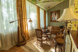 Гостиница Buen Retiro Калининград Люкс номер 1 THEATRE MAURICE BEJART DE PARIS с видом на сад-5